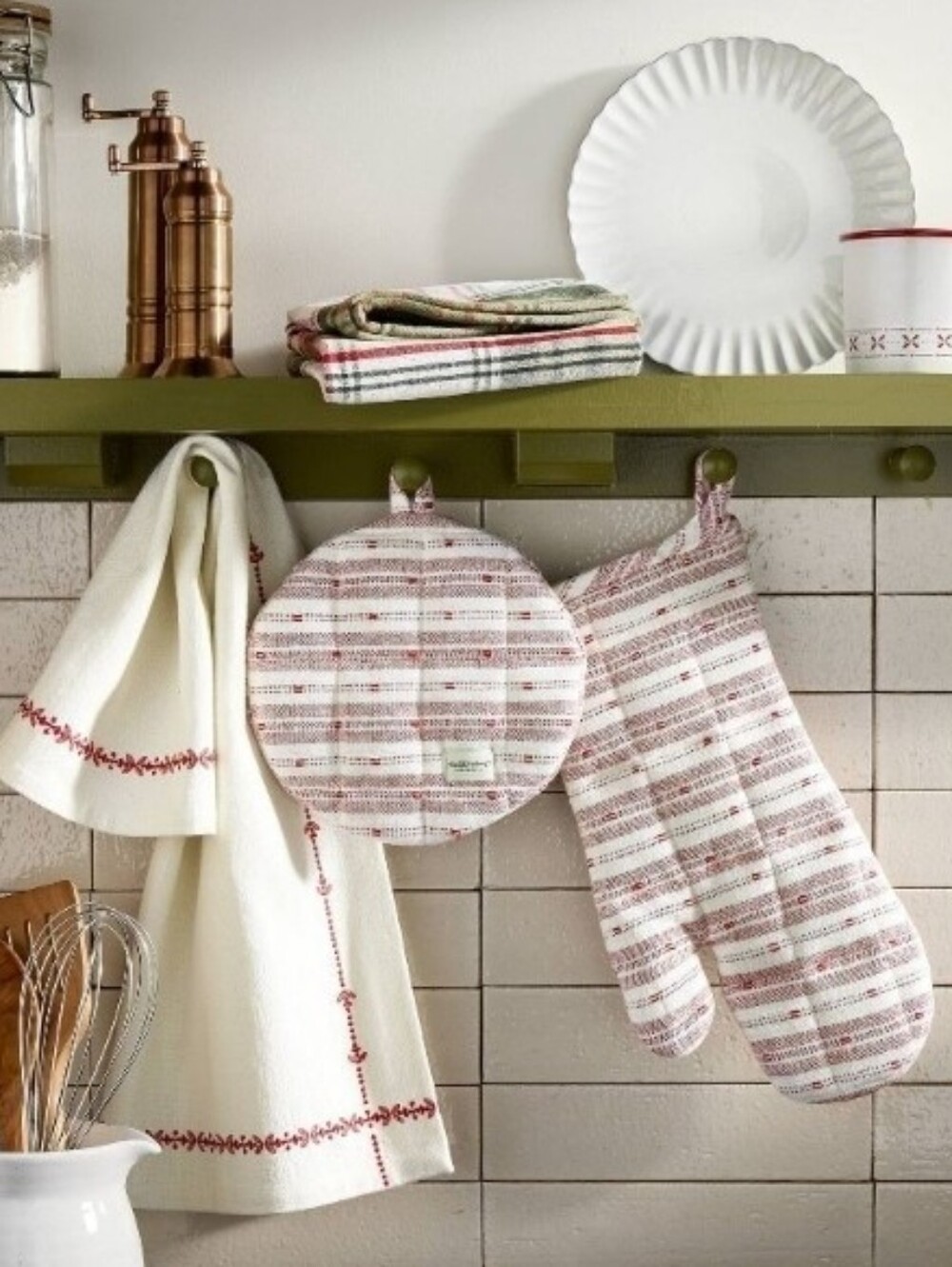 Hearth & Hand Magnolia Christmas Oven Mitt Potholder Red Cream NWT